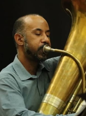 Prof. Dr. Gladson Leone tocando tuba