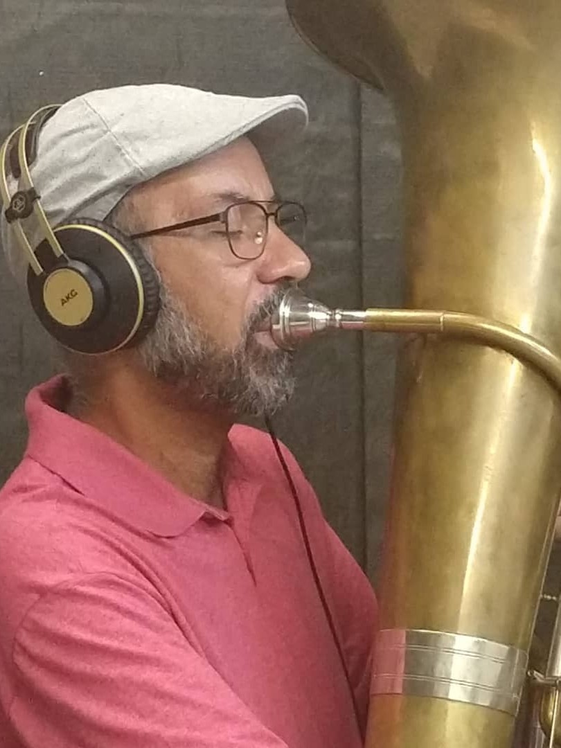 Prof. Dr. Gladson Leone tocando tuba