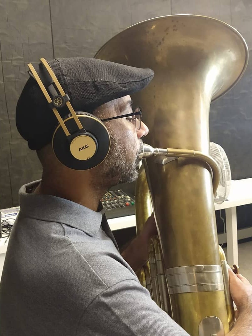 Prof. Dr. Gladson Leone tocando tuba